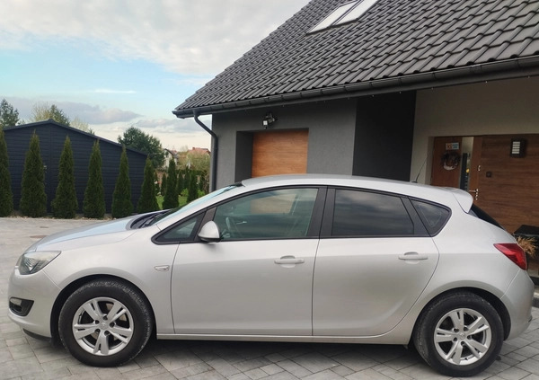 Opel Astra cena 28900 przebieg: 180000, rok produkcji 2015 z Kielce małe 121